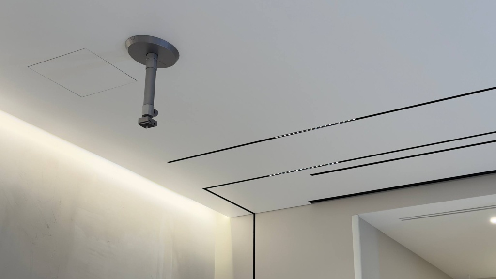 Почему втягивается натяжной потолок при открытии окна и как это исправить